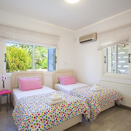 Meneou Beachfront Villa Sunset Perivolia Exterior foto